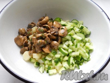 В салат из картошки и огурцов добавить консервированные шампиньоны (если грибочки крупные, разрежьте их на 2-4 части).
