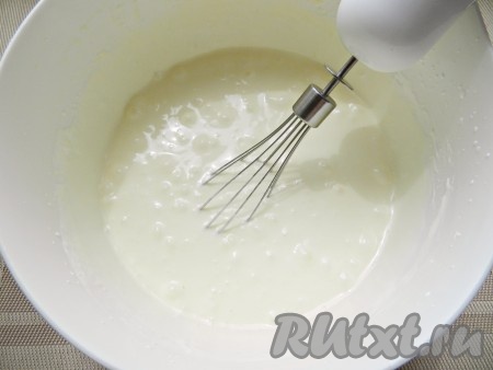 Влить в сливки яично-молочную смесь, взбить еще раз. Накрыть емкость крышкой и убрать в морозилку. Чтобы сливочное мороженое получилось однородным, желательно перемешать его в процессе замерзания 2-3 раза примерно каждые 15 минут. После последнего перемешивания массу для мороженого можно разложить по формочкам или стаканчикам, накрыть и убрать в морозилку до окончательного замерзания на 4-5 часов или на ночь.
