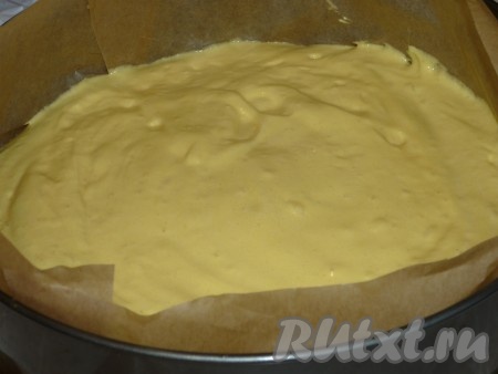 Разъемную форму смазать сливочным маслом или выстелить пергаментом, вылить тесто.
