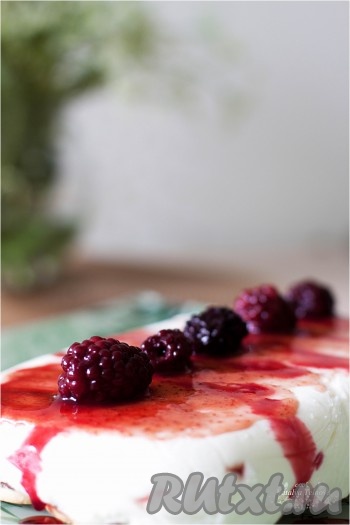 Когда время придет, переверните десерт на блюдо. Перед подачей, дайте немного подтаять замороженному торту с ягодами и еще раз полейте его вареньем, украсьте любыми ягодами.