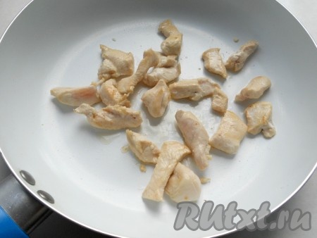 Куриное филе порезать небольшими кусочками. Обжарить в течение 3-5 минут на смеси растительного и сливочного масел.