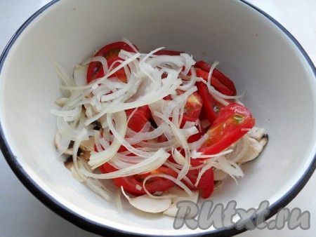Лук репчатый порезать тонкими полукольцами и добавить в салат к свежим шампиньонам и помидорам.
