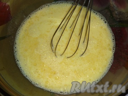 В теплом молоке растворить дрожжи с сахаром, затем добавить щепотку соли, яйцо и растопленное сливочное масло.  Всё хорошо перемешать 
