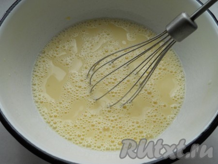 Для приготовления заварного крема нужно в миске (или кастрюльке) соединить молоко, желтки, сахар и крахмал, взбить венчиком.