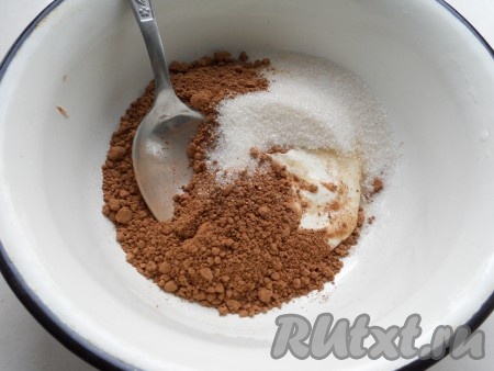 Для приготовления глазури в ковшике (или миске) смешать какао-порошок, сахар, сметану, поставить на небольшой огонь.