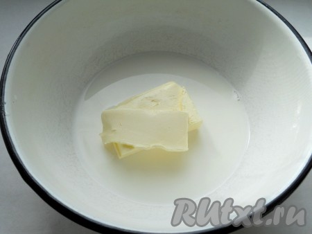 Прежде всего замесим тесто для бисквита, для этого в глубокую миску (или небольшую кастрюльку) нужно влить молоко, добавить сливочное масло и довести до кипения на среднем огне. Масло должно полностью раствориться.