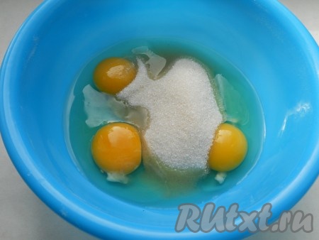 К яйцам добавить сахар и соль.