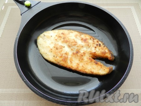 Рыбу обжарить в сковороде на растительном масле с обеих сторон до золотистой корочки. Переложить на тарелку, накрыть фольгой, чтобы рыба не остыла.