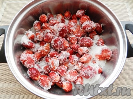 Пересыпать клубнику сахаром и убрать в холодильник на ночь, чтобы ягоды пустили сок.