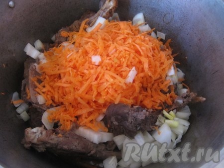 4. Натрите морковь на крупной терке и добавьте к мясу и луку.
