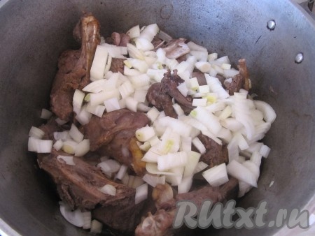 3. Нарежьте лук кубиками и добавьте к мясу.
