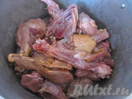 2. Затем промаринованное мясо достаньте из холодильника и обжарьте в казане.
