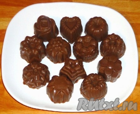Готовые шоколадные конфеты из печенья с клубничным джемом аккуратно извлечь из формочек.

