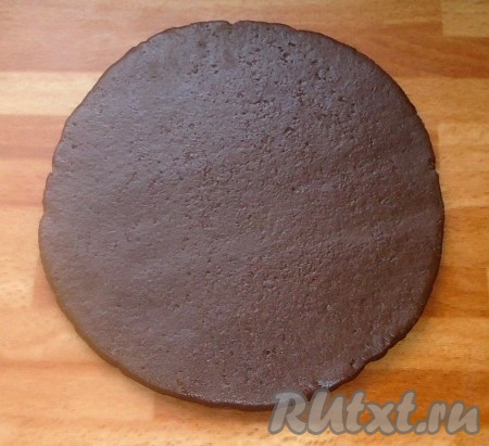 Тёмное тесто раскатать в пласт толщиной 0,5 см.