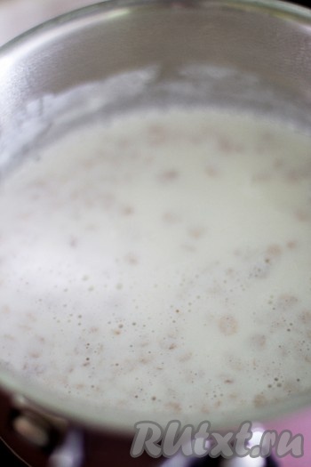 Всыпьте овсяные хлопья в молоко и держите кашу на плите при низкой температуре до полного приготовления. Не забывайте помешивать ложкой.
