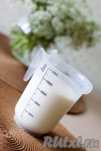 Влейте молоко в сотейник или маленькую кастрюлю и доведите до кипения. Добавьте сахар и щепотку соли. Помешивая подержите молоко на плите до растворения сахара.