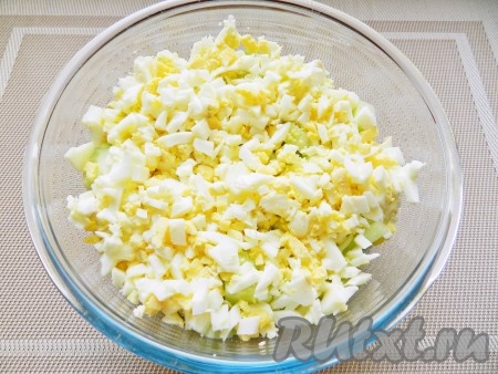 Очистить яйца, нарезать мелко и добавить в салат.