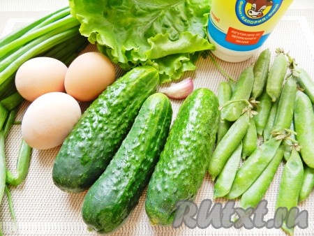 Ингредиенты для приготовления салата с зеленым горошком и свежими огурцами