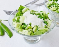 Салат с зеленым горошком и свежими огурцами
