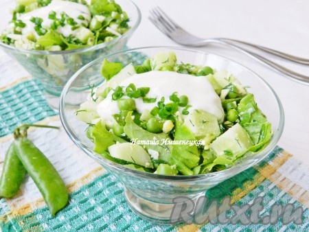 Вкусный, хрустящий салат с зеленым горошком и свежими огурцами готов.
