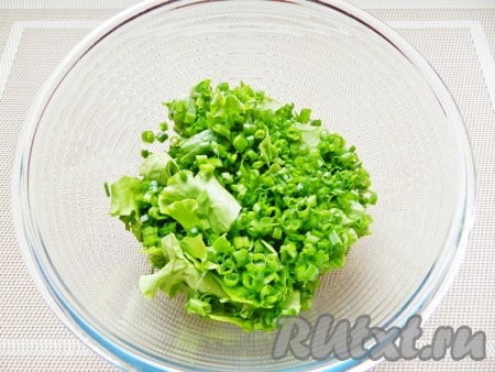В салатницу нарвать руками листья салата, нарезать мелко лук и укроп. Можно добавить еще какую-нибудь зелень по своему вкусу.