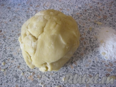Скатать тесто в шар, обернуть пленкой и убрать в холодильник на 1 час.

