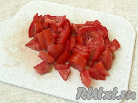Тонкими ломтиками нарезать помидоры.