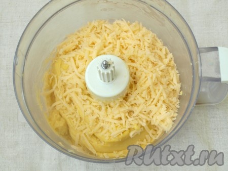 Натереть на тёрке твёрдый сыр и добавить его в тесто. Ещё раз перемешать тесто с сыром в блендере.