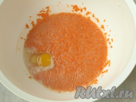 В тёплую воду раскрошить дрожжи и добавить сахар. Оставить на 15-20 минут, пока дрожжи заработают, а затем вбить в эту смесь яйцо и всыпать морковное пюре.
