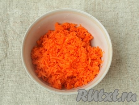 Подготовить морковь. Вымыть её, очистить и натереть на самой мелкой тёрке. Лучше ещё дополнительно пюрировать блендером.
