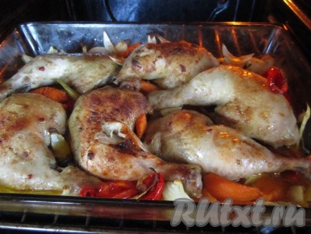 Выложите куриные окорочка на овощи в форму для запекания. Полейте соусом, оставшимся в миске. Запекайте в разогретой духовке при температуре 220 градусов примерно 1 час 15 минут. Проверьте курицу на готовность кончиком ножа - если мясо готово, сок будет прозрачным.
