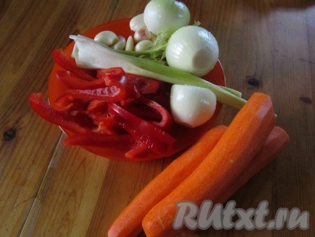 Вымойте и почистите овощи.