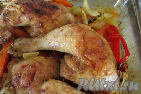 Румяные и ароматные куриные окорочка, запечённые с овощами, готовы!

