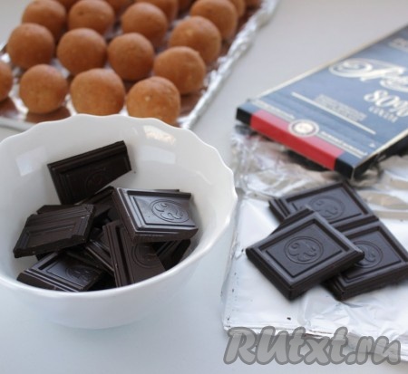 После закалки конфет наломать шоколад и растопить его в микроволновке или на водяной бане.