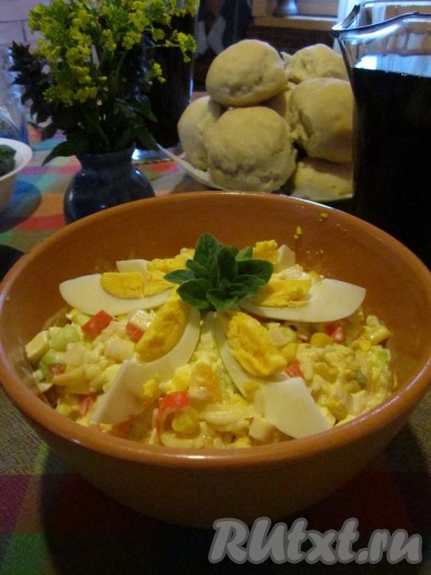 Салат с крабовыми палочками, рисом и апельсином