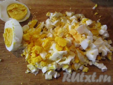 Яйца остудить и мелко порезать. Можно оставить 1/2 яйца для украшения.