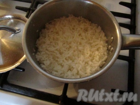 Рис залить 1,5 стаканами воды, добавить 1/4 чайной ложки соли и сварить до готовности. Остудить. Яйца сварить вкрутую.
