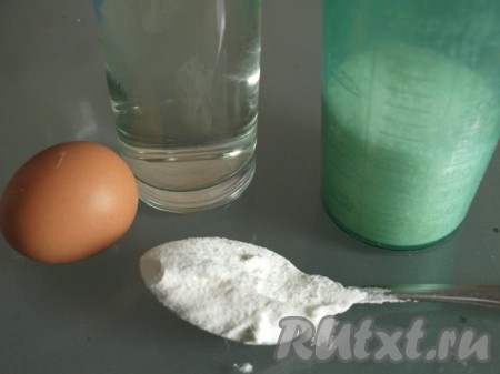 Для приготовления крема возьмём воду, яйцо, муку и сахар.
