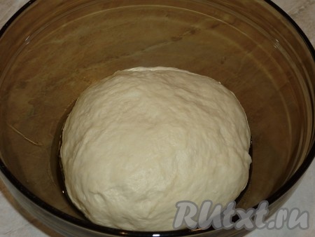 Добавляем оставшуюся муку и замешиваем эластичное, мягкое тесто. Вымешивать тесто нужно не менее 15-20 минут (если тесто липнет к рукам,  смажьте их немного растительным маслом). Тесто кладём в миску и оставляем на 1 час для подъема.