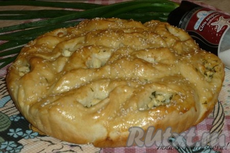 Пирог с брынзой и зеленью из дрожжевого теста