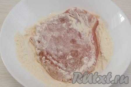 В глубокую тарелку всыпать муку. Обвалять куриную отбивную с двух сторон в муке.