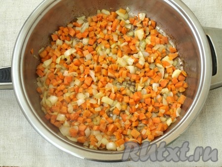 Обжаренное куриное филе переложить со сковороды на тарелку. А в сковороду добавить лук с морковью и обжарить, чтобы они немного зарумянились.

