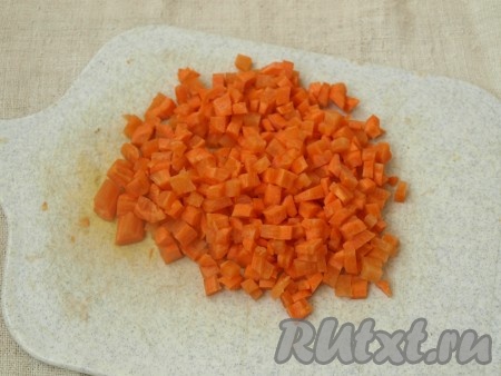 Затем порезать на кубики морковь.
