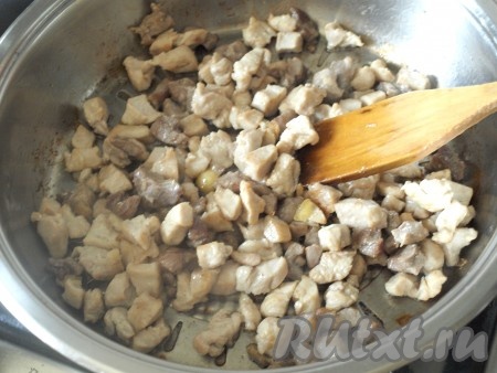Разогреть в сковороде растительное масло и обжарить кубики курицы до золотистого цвета.