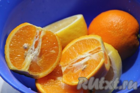 Из лимонов и апельсинов вынуть косточки, чтобы наш сок не горчил. Можете косточки оставить, моей семье нравится сок с легкой горчинкой. Еще один секрет избавиться от горечи - это заморозить предварительно фрукты в морозилке.
