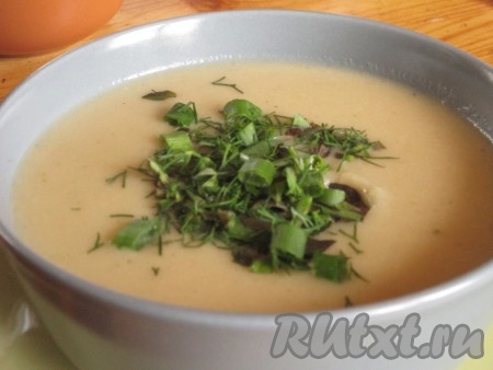 Вкусный и нежный суп-пюре с цветной капустой и сыром готов! Подавайте его со свежей зеленью.