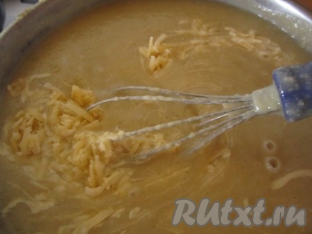Порциями добавляйте тёртый сыр в горячий суп-пюре, тщательно размешивая до полного растворения сыра. Посолите суп по вкусу.

