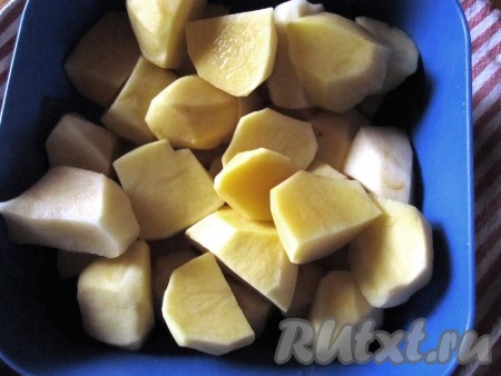 Для начала поставьте кипятиться воду для супа.  Овощи помойте и очистите. Картофель нарежьте крупными кусочками.
