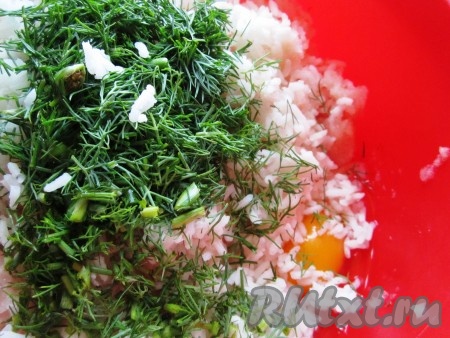 Укроп промыть водой, немного обсушить, мелко нарезать и добавить к рыбному фаршу с рисом.