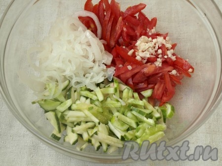 Огурцы и помидоры нарезать тонкой соломкой, выложить в глубокую миску, добавить лук и измельчённый чеснок.